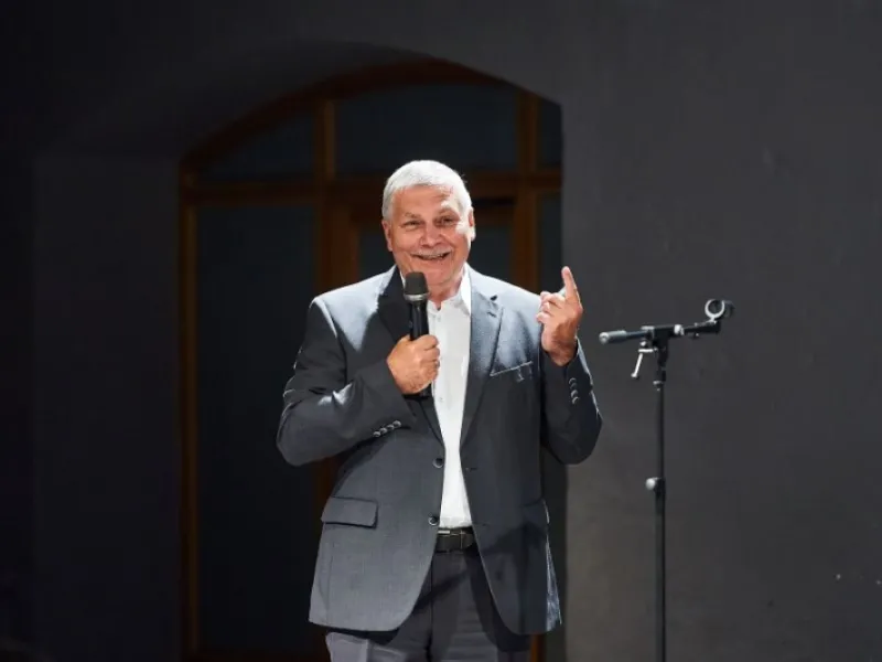 Koka daudzstāvu mājām ir vieta pilsētvidē