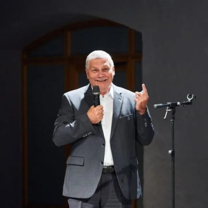 Koka daudzstāvu mājām ir vieta pilsētvidē
