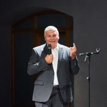 Koka daudzstāvu mājām ir vieta pilsētvidē