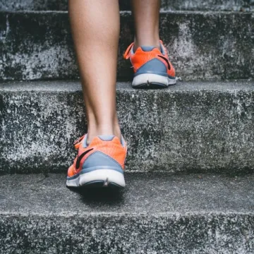 Ar prejudiciālajiem jautājumiem par nepilngadīga sportista aizsardzību vēršas EST