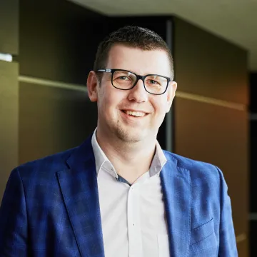 Grūti manevrēt, ja esi zem palielināmā stikla