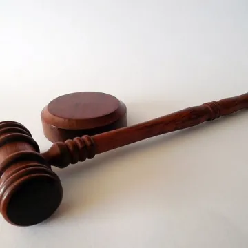 Vai pierādījumus tiesā var iesniegt svešvalodā?