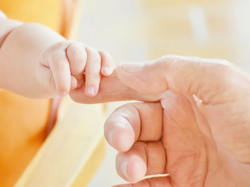 Vai iespējams strādāt nepilnu darbalaiku, saglabājot bērna kopšanas pabalstu?