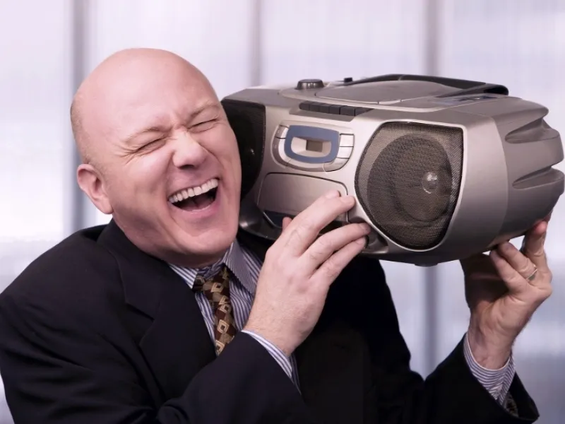 Vai birojā var klausīties radio?