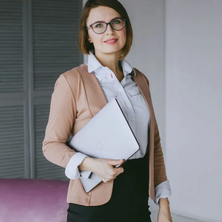 Darba vietas ģērbšanās kodekss: kur ir robeža starp personīgo stilu un profesionālo tēlu?