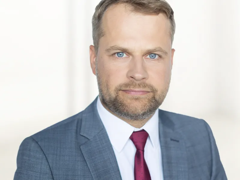 Vai Latvijas uzņēmumi savstarpēji drīkst slēgt līgumu angļu valodā?